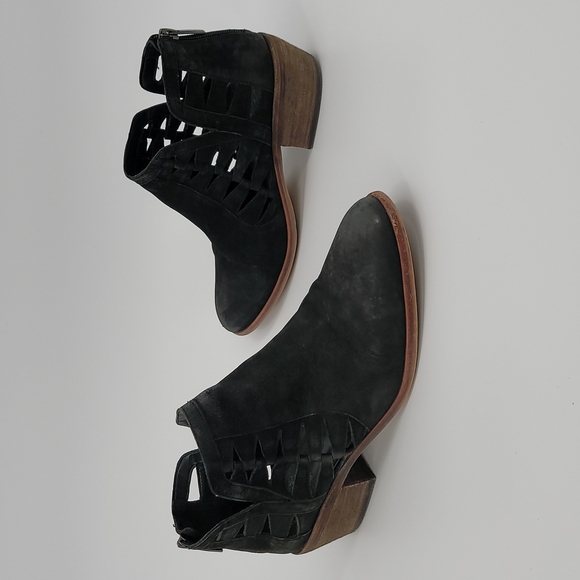 Vince Camuto Prestetta Ankle Boots Booties Pointed Toe Suede Cutout Side Black - Picture 1 of 12